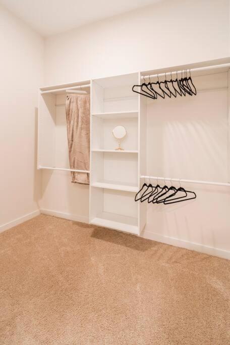 Charming Cozy Apartment With Wi-Fi & Free Parking ชาร์ล็อต ภายนอก รูปภาพ