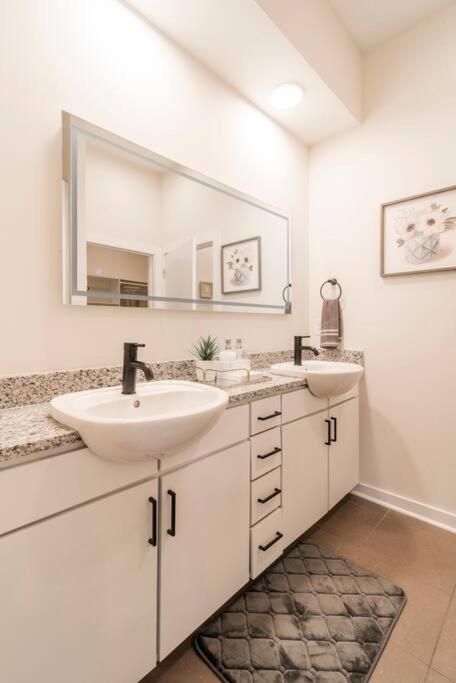 Charming Cozy Apartment With Wi-Fi & Free Parking ชาร์ล็อต ภายนอก รูปภาพ