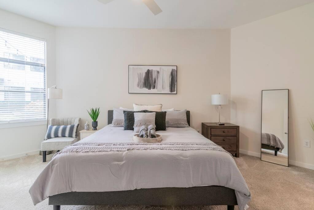 Charming Cozy Apartment With Wi-Fi & Free Parking ชาร์ล็อต ภายนอก รูปภาพ