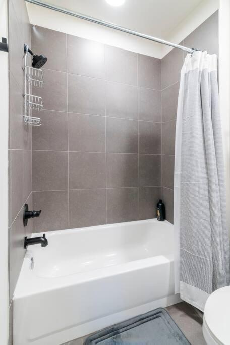 Charming Cozy Apartment With Wi-Fi & Free Parking ชาร์ล็อต ภายนอก รูปภาพ