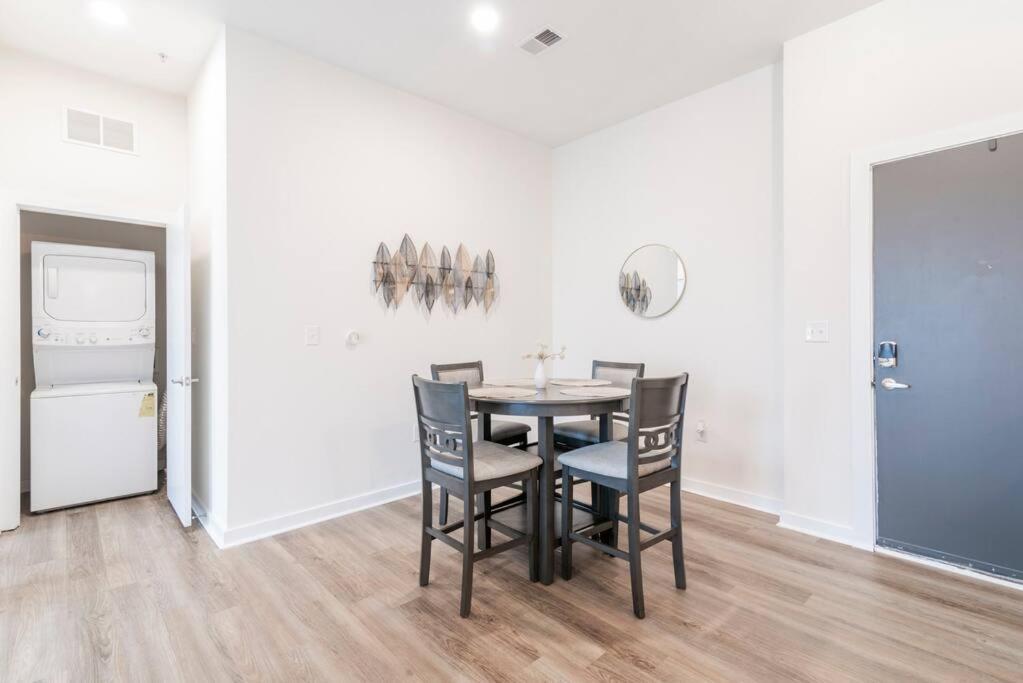 Charming Cozy Apartment With Wi-Fi & Free Parking ชาร์ล็อต ภายนอก รูปภาพ