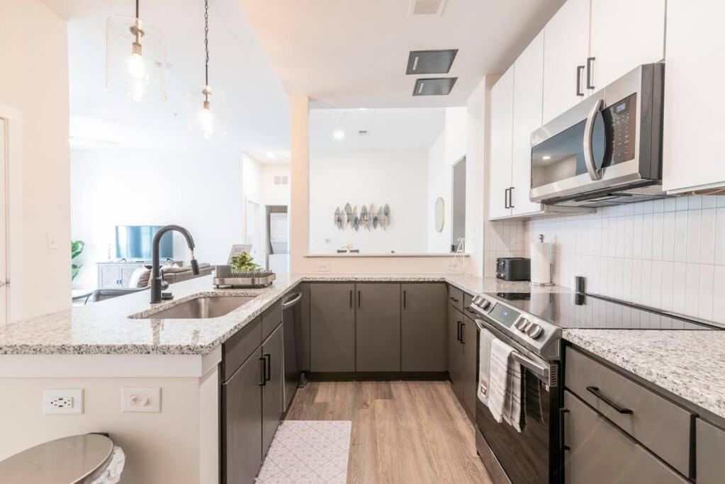 Charming Cozy Apartment With Wi-Fi & Free Parking ชาร์ล็อต ภายนอก รูปภาพ