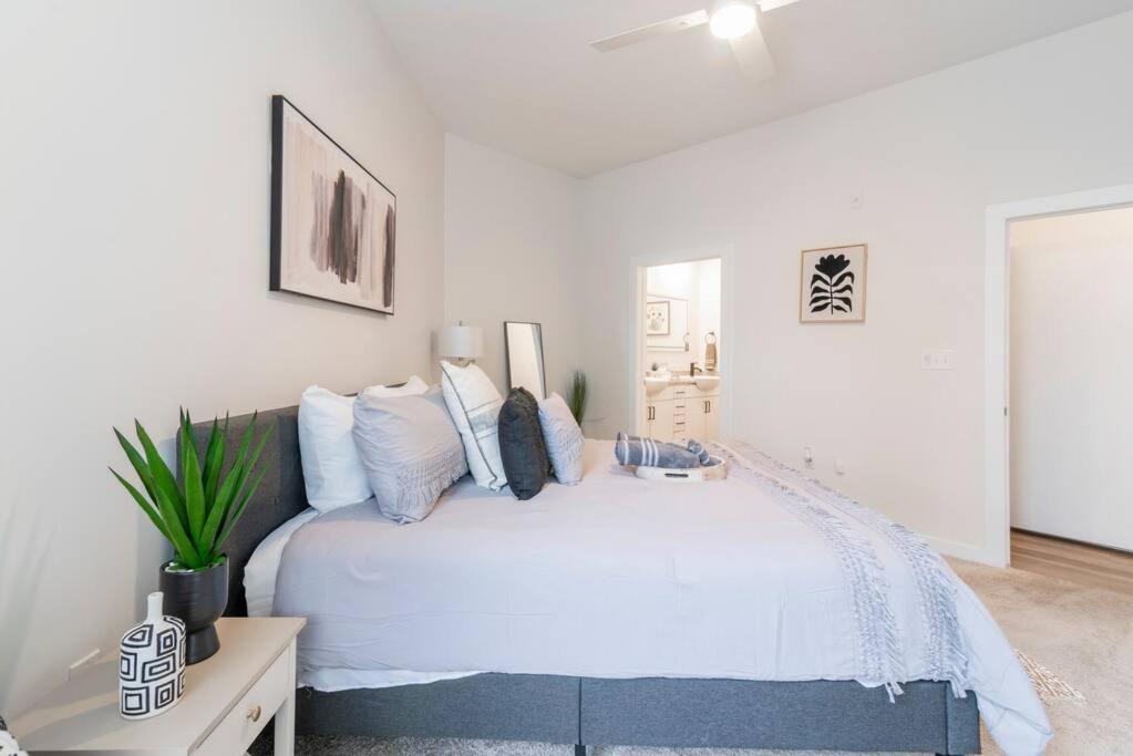 Charming Cozy Apartment With Wi-Fi & Free Parking ชาร์ล็อต ภายนอก รูปภาพ